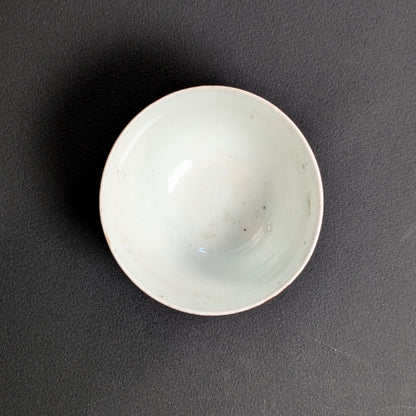 Intérieur blanc d’une tasse japonaise ancienne en porcelaine fine Arita, sans décor bleu sous couverte