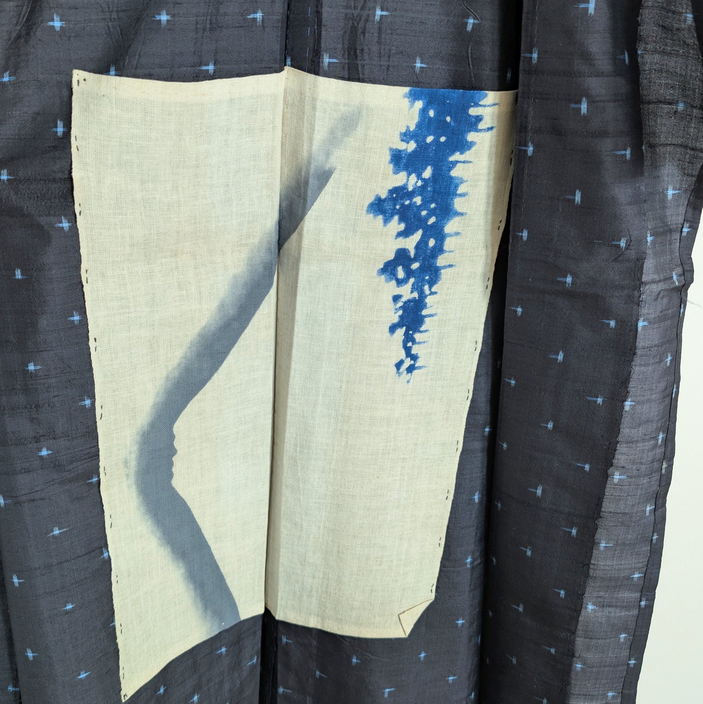 Intérieur d’un kimono hitoe japonais avec ishiki-ate en coton, renfort traditionnel au niveau du bassin