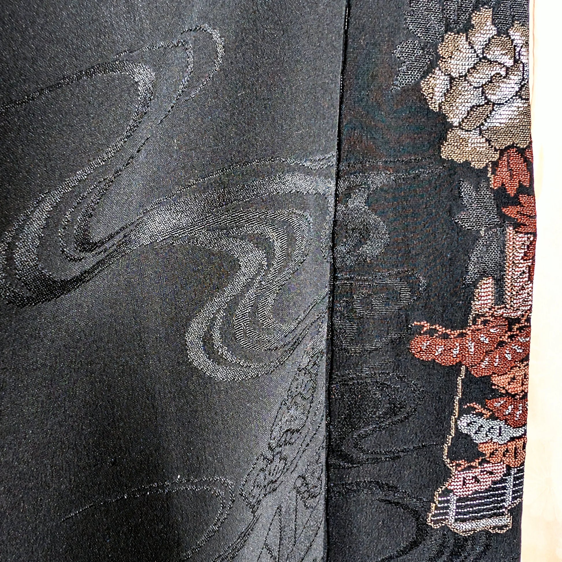 Tissu jacquard noir à motifs de volutes, détail d’un haori femme en soie – veste kimono traditionnelle – KOGEDO