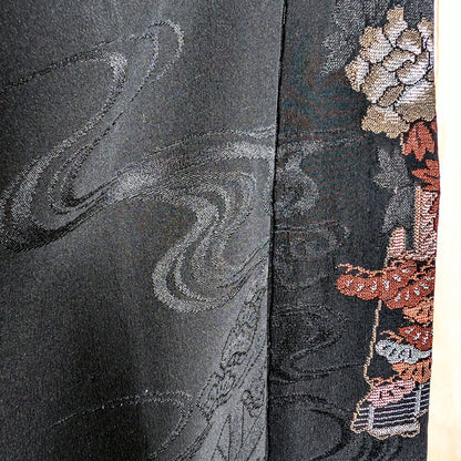 Tissu jacquard noir à motifs de volutes, détail d’un haori femme en soie – veste kimono traditionnelle – KOGEDO