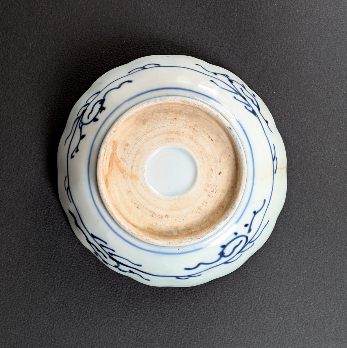 Vue du dessous d’un namasu-zara Ko-Imari avec pied janome-kōdai caractéristique des porcelaines japonaises anciennes