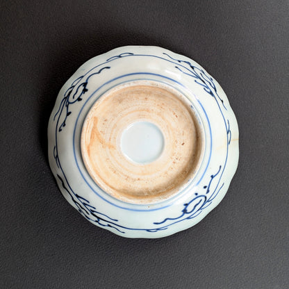Vue du dessous d’un namasu-zara Ko-Imari avec pied janome-kōdai caractéristique des porcelaines japonaises anciennes