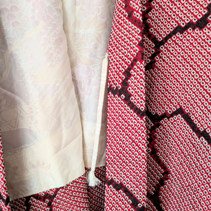 Détail intérieur d’un haori japonais 100% soie en shibori rose fuchsia avec himo blanc et doublure à motifs fuji, glycines japonaises pastel