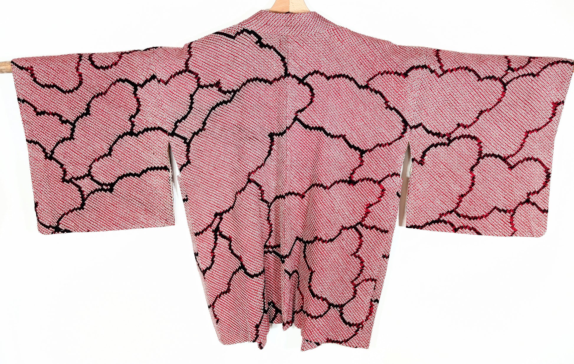 Japanese silk haori en shibori rose fuchsia avec motifs kumo clouds bordeaux sur le dos