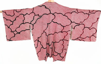 Japanese silk haori en shibori rose fuchsia avec motifs kumo clouds bordeaux sur le dos