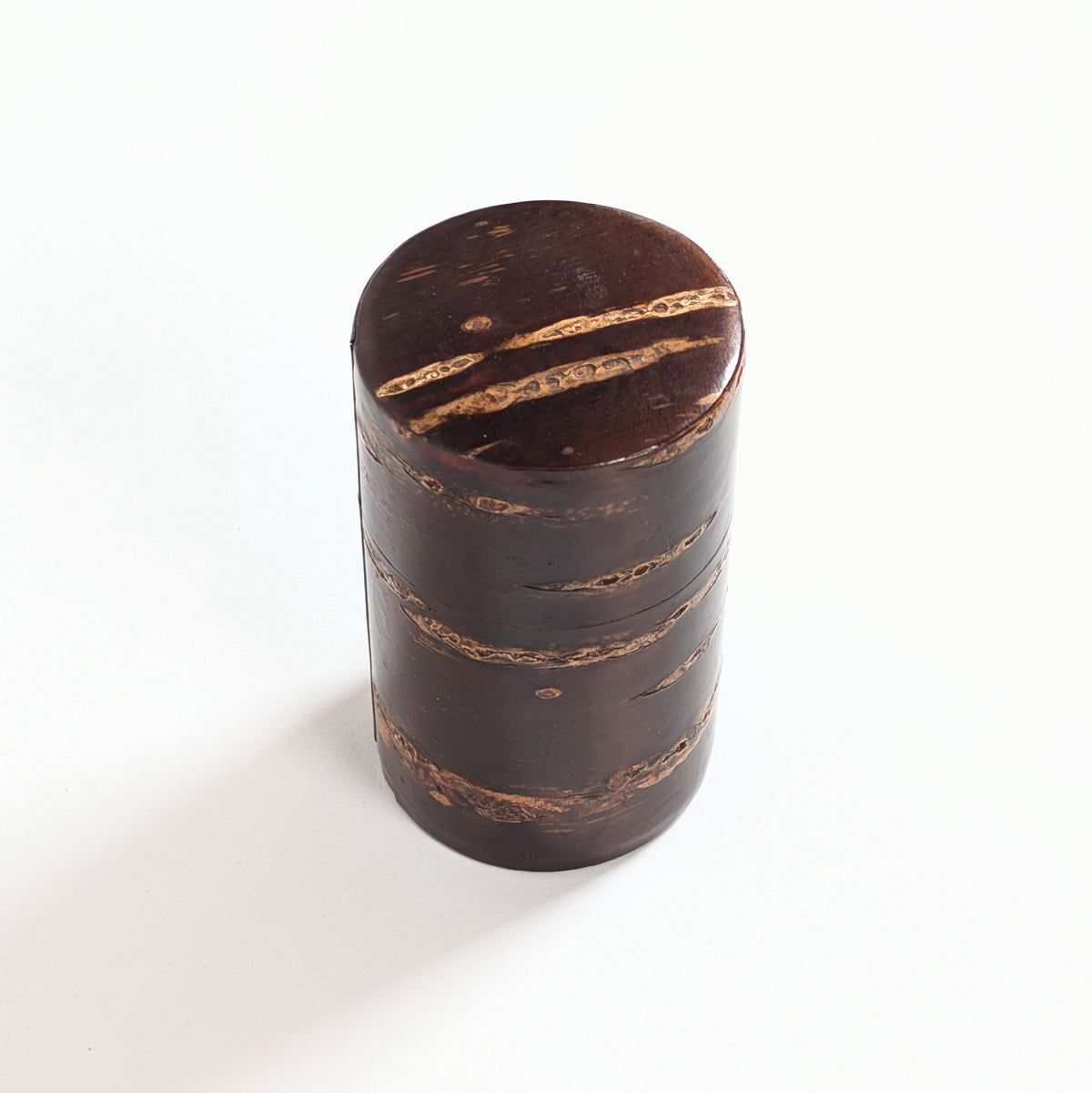 Détail de l’écorce de cerisier naturelle polie sur une boîte à thé japonaise kabazaiku 樺細工