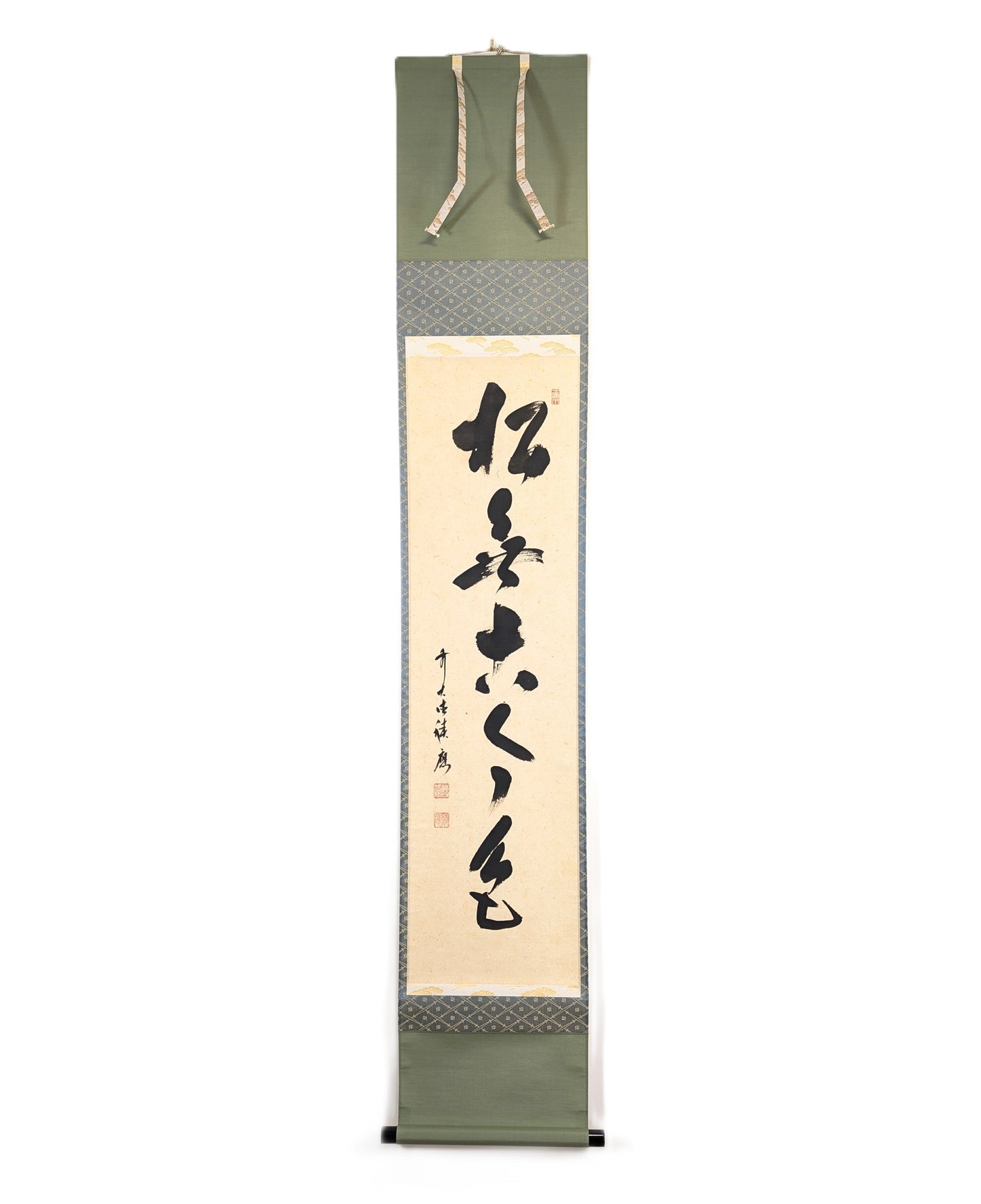 Kakejiku japonais calligraphié à la main par Fukumotot Sekio, chagake zen 松無古今色 sur papier washi avec montage en soie verte