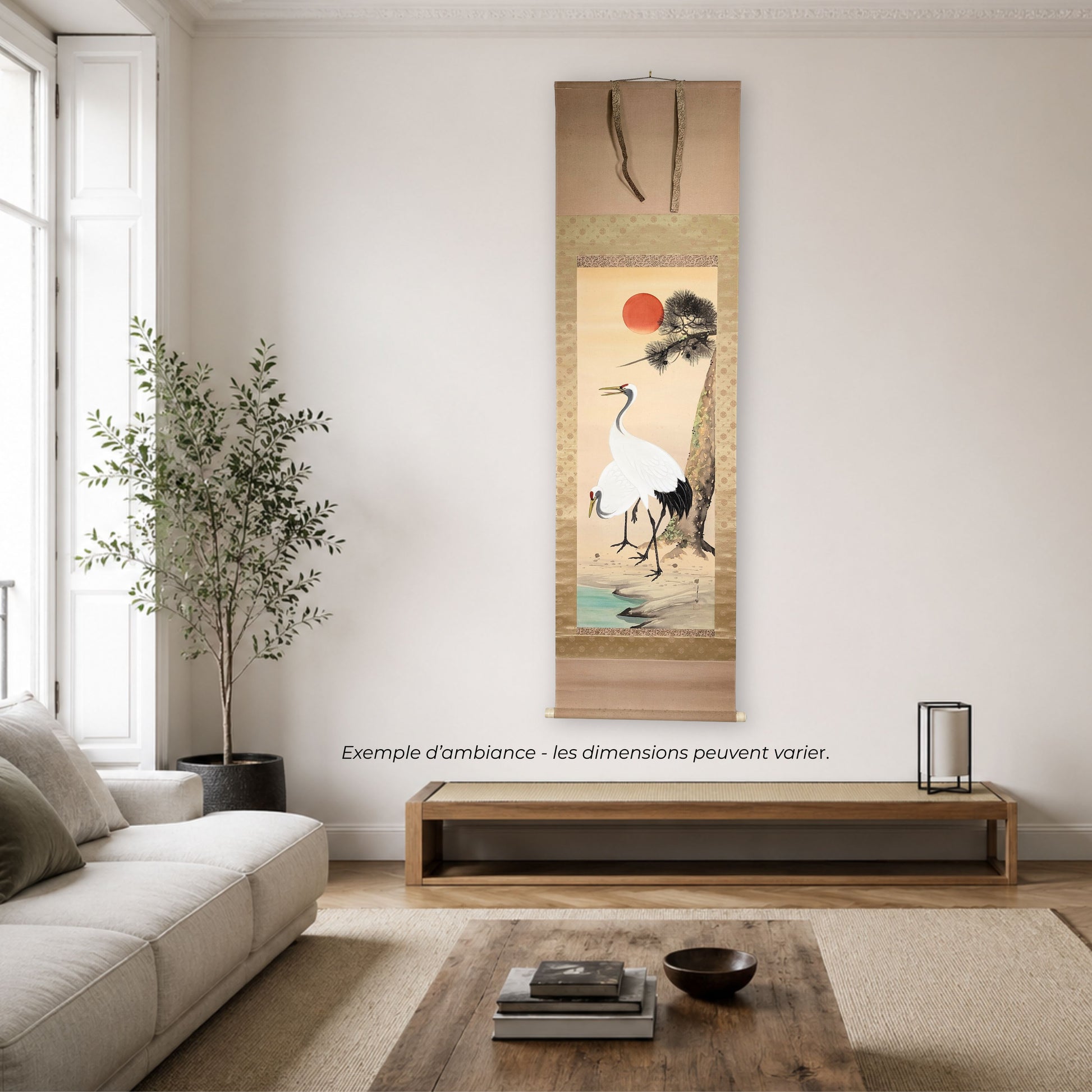 Kakejiku japonais aux deux grues sous un pin présenté en décoration murale dans un salon contemporain, exemple d’ambiance.
