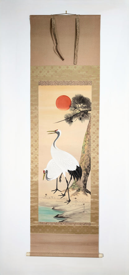 Kakejiku japonais du XXe siècle, probablement époque Shōwa, représentant deux grues sous un pin et un soleil rouge, peinture signée à la main sur soie avec montage en brocart de soie.