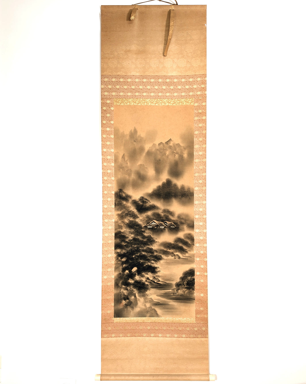 Kakejiku kakemono japonais traditionnel signé Goto Taigetsu, peinture sansui-ga à l’encre sur soie représentant un paysage de montagne brumeuse avec maisons anciennes.