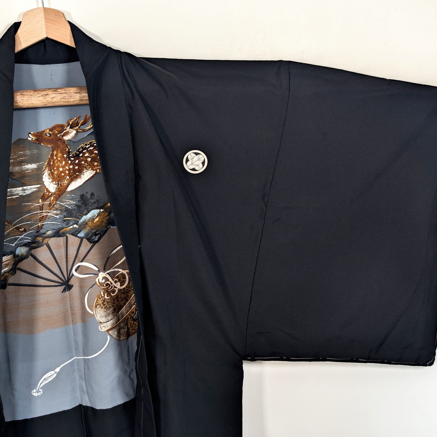 Kamon Maru ni Chigai Takanoha aux plumes de faucon croisées sur un haori homme en soie noire