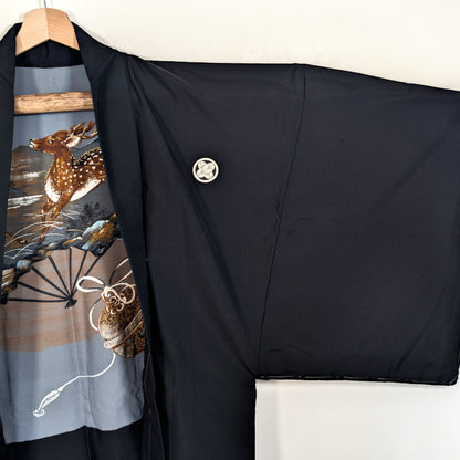 Kamon Maru ni Chigai Takanoha aux plumes de faucon croisées sur un haori homme en soie noire