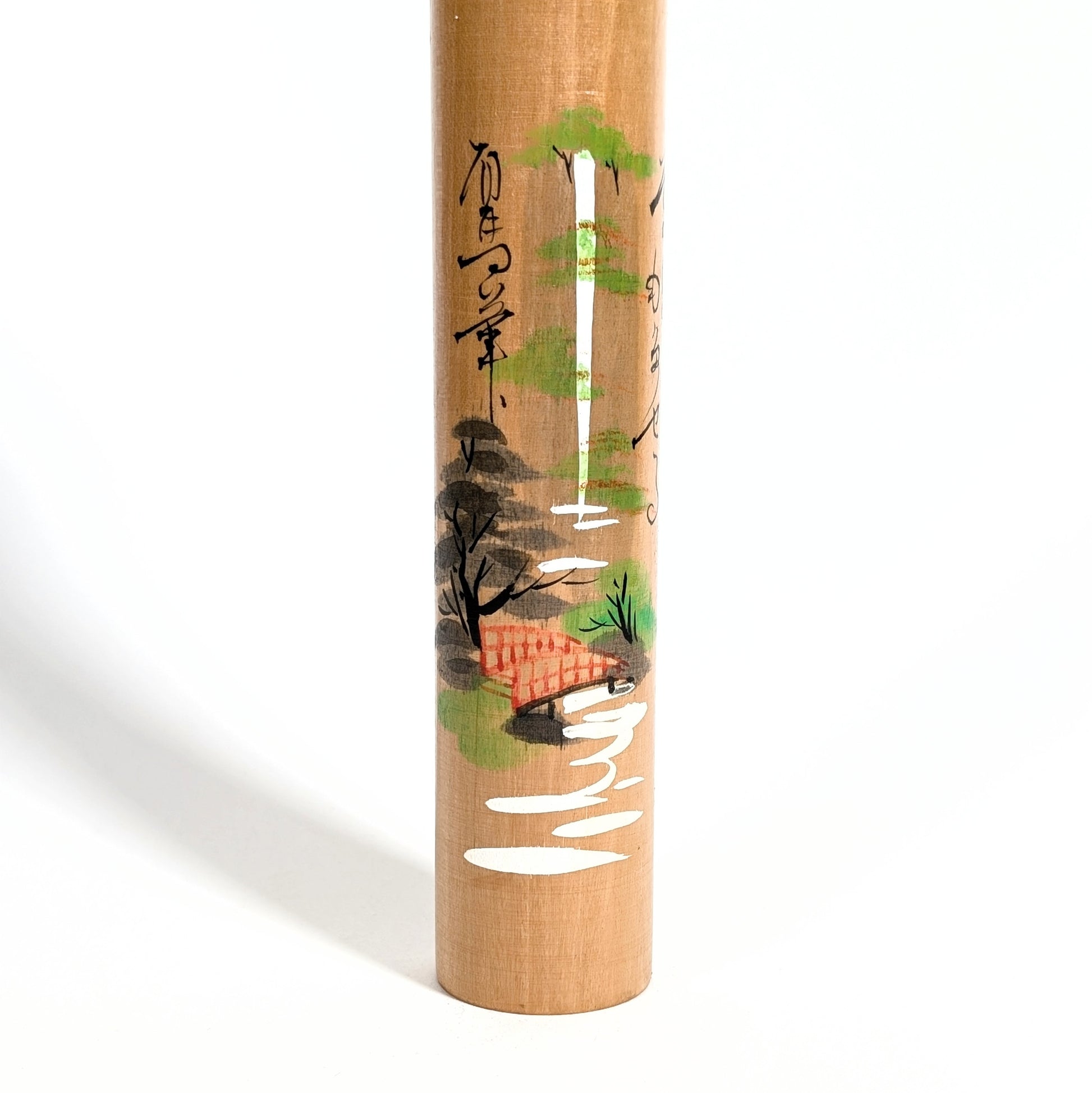 Détail 有馬温泉 (Arima Onsen) et paysage au pin peint sur une kokeshi pinceau japonaise