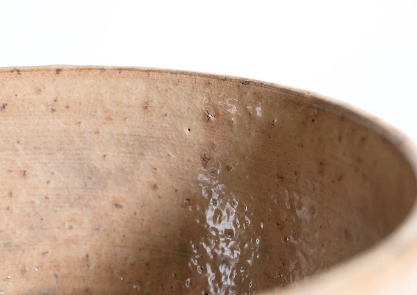 Gros plan sur les fines craquelures kannyū de la glaçure intérieure d’un chawan Hagi-yaki de Kaneko Shōen.