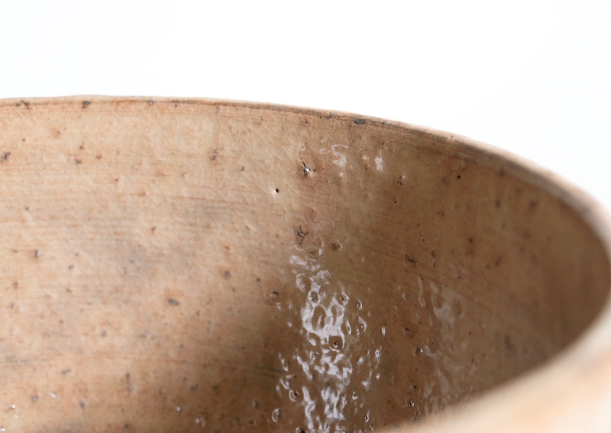 Gros plan sur les fines craquelures kannyū de la glaçure intérieure d’un chawan Hagi-yaki de Kaneko Shōen.