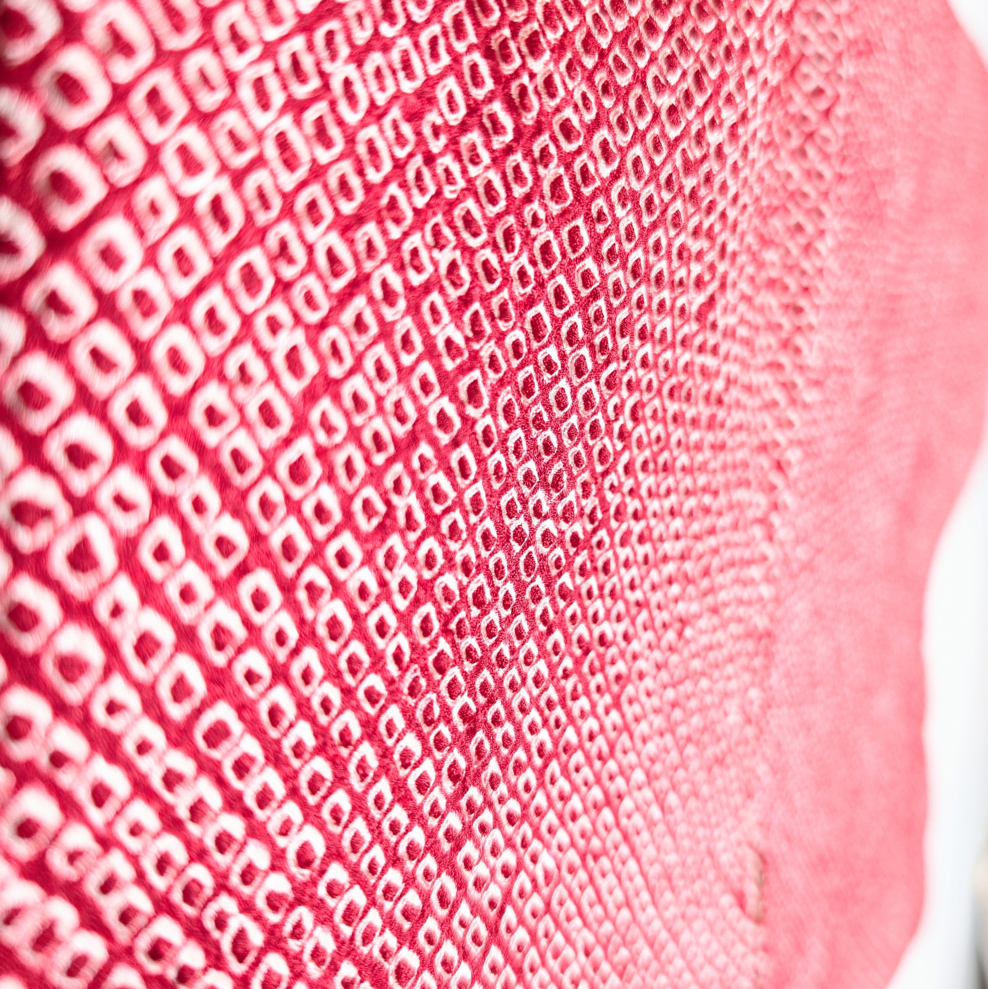 Zoom sur kanoko shibori en soie, technique de teinture par nouage artisanale japonaise utilisée pour haori vintage