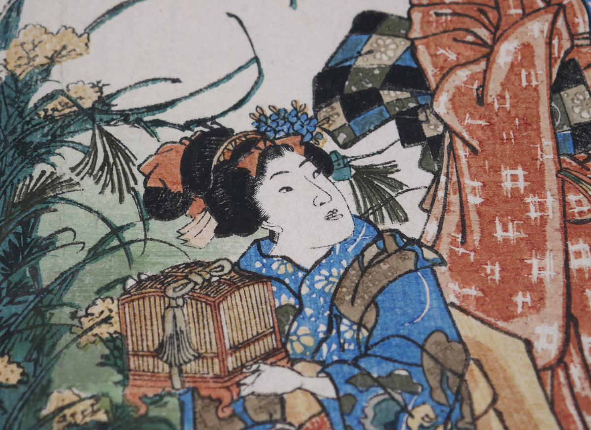 Détail des kanzashi et d’une cage à grillons portée par une jeune femme en kimono bleu dans l’estampe Suzumushi