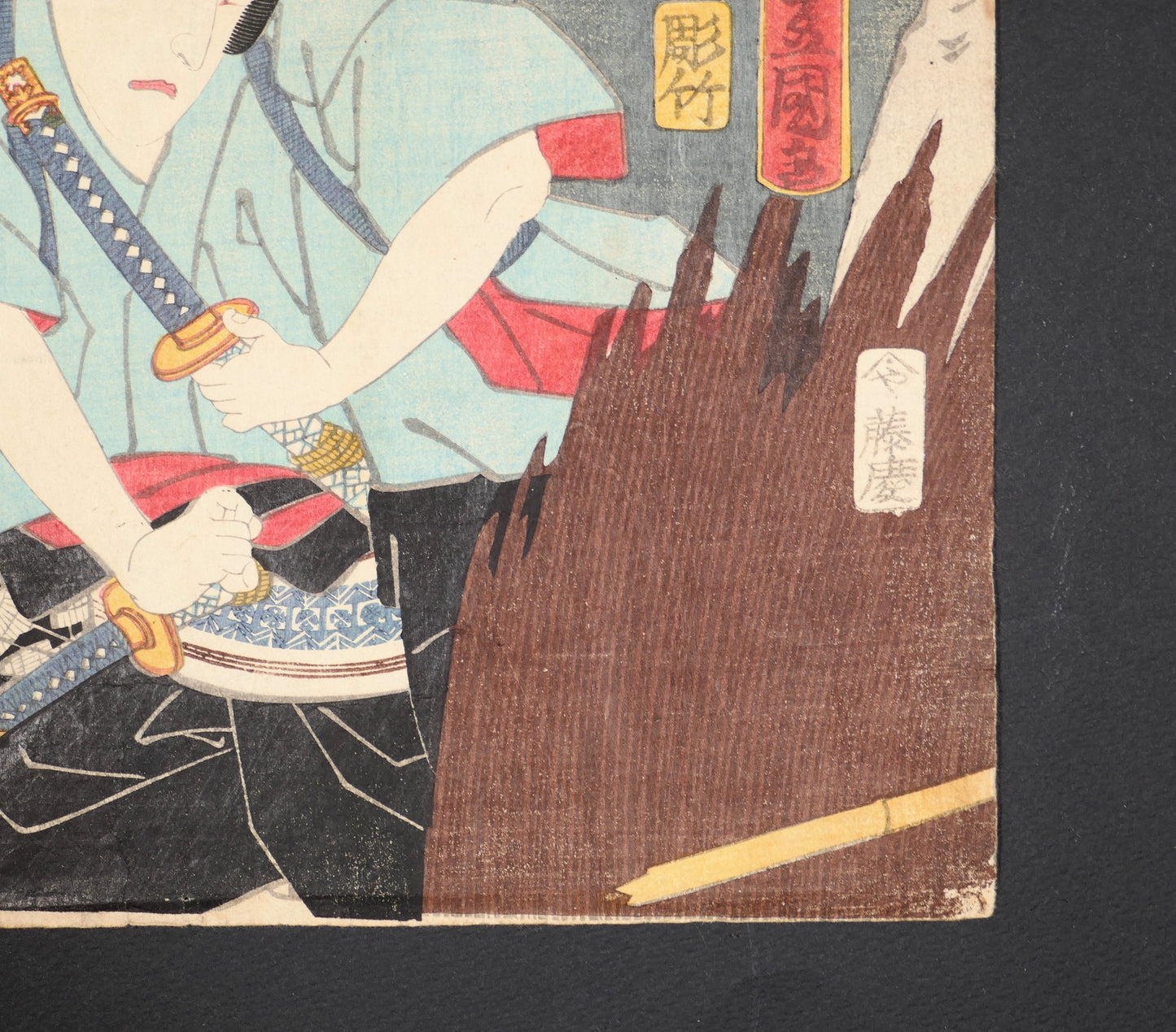 Kawarazaki Gonjuro I incarnant le samouraï Nagoya Sanza avec cartouches et signature, détail d’une estampe kabuki de Toyokuni III datée de 1861.