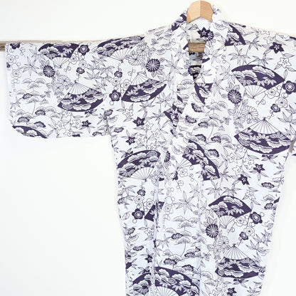 Kimono de nuit japonais femme en coton, manche large et col croisé, imprimé floral blanc et violet avec éventails sensu et fleurs japonaises