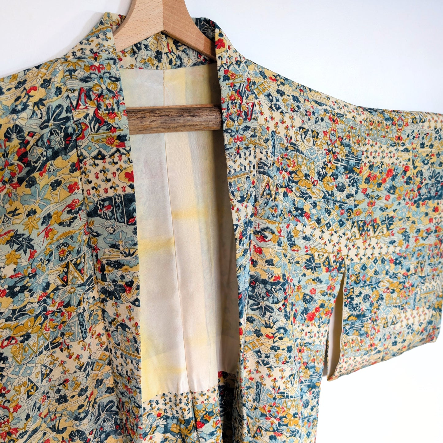 tissu haori japonais en soie chirimen avec motif floral wagara multicolore période showa