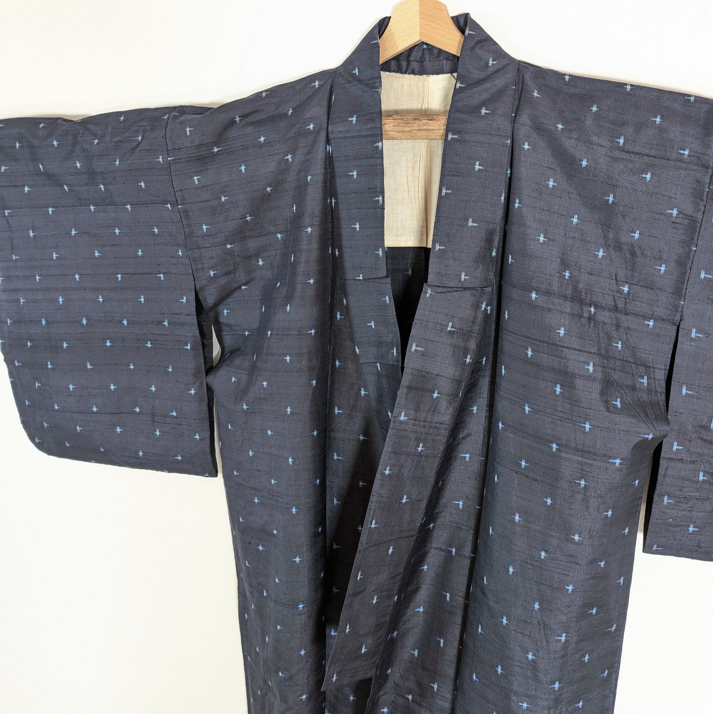 Détail du haut d’un kimono homme japonais hitoe en soie fine à petits motifs igeta bleu clair