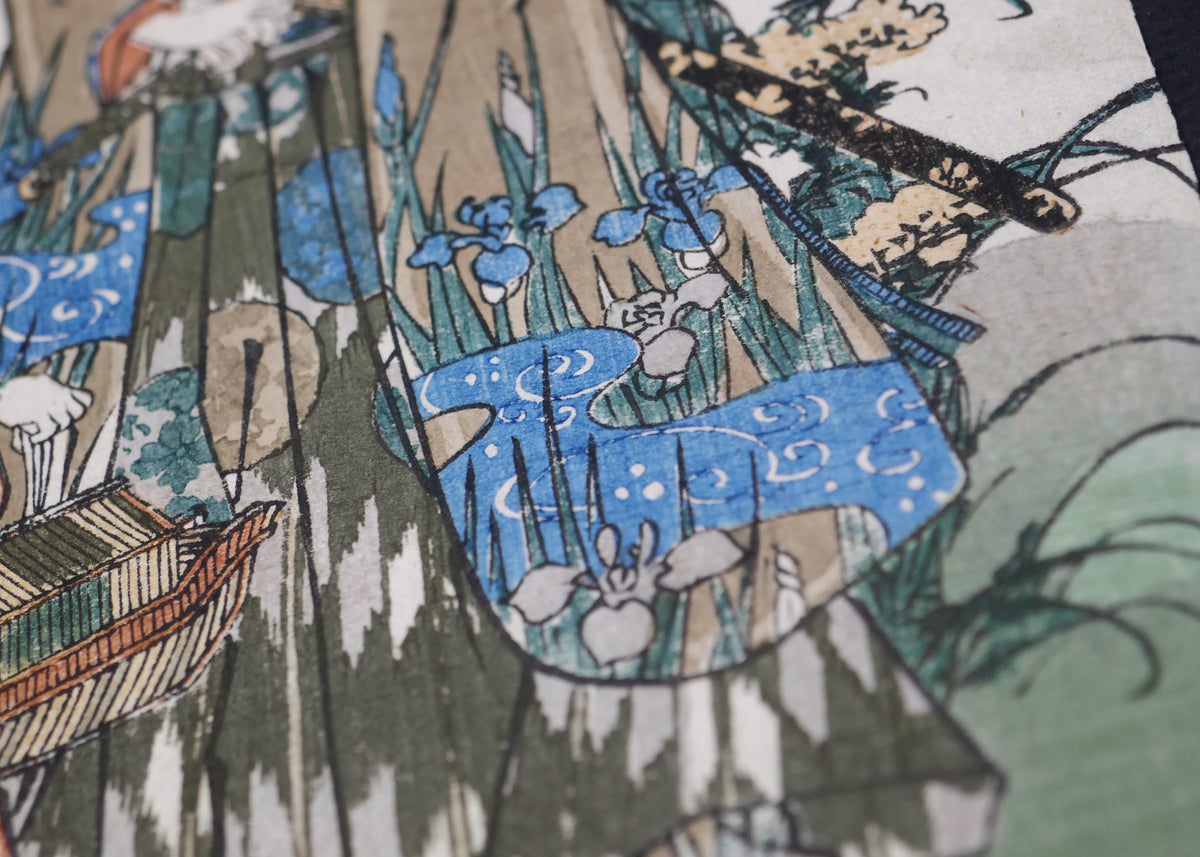 Détail du vêtement de Mitsuuji orné d’iris bleus dans Suzumushi, nishiki-e polychrome de Kunisada