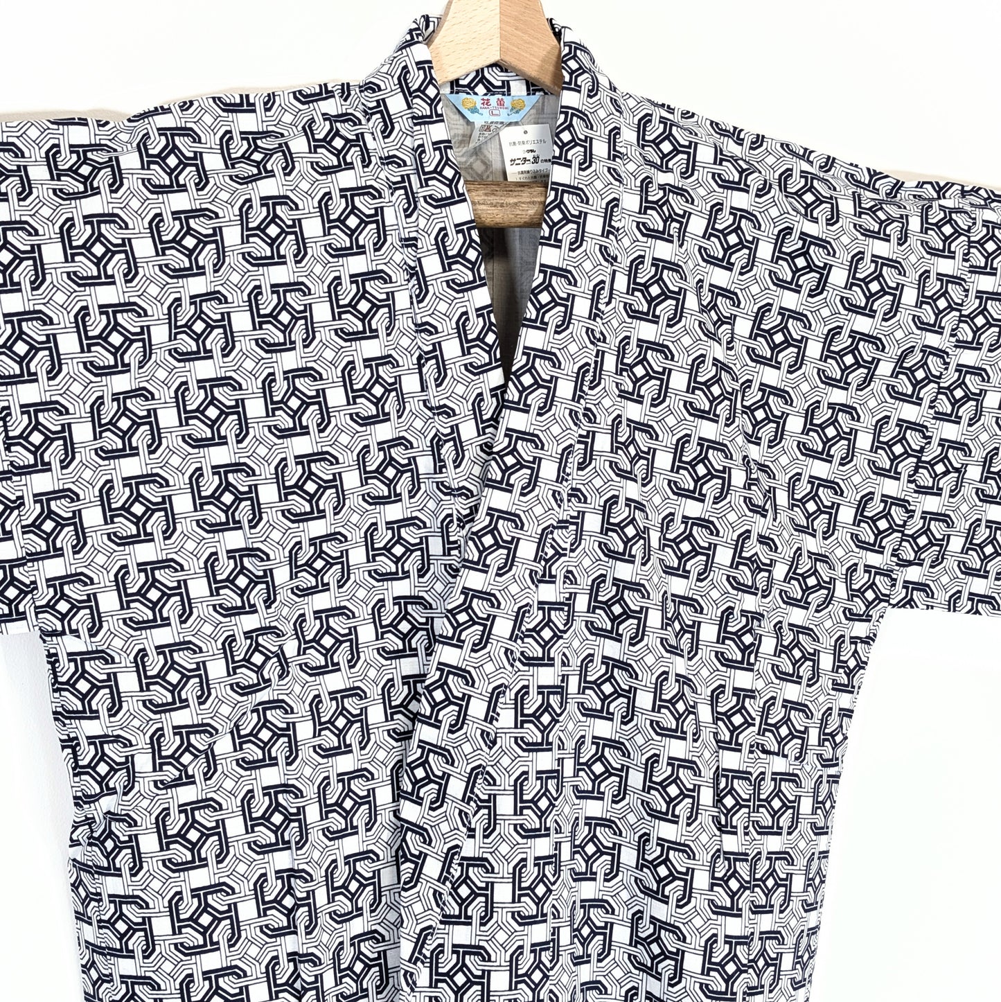 Kimono japonais yukata homme en coton, nemaki bleu marine et blanc à motif traditionnel Kaku Tsunagi