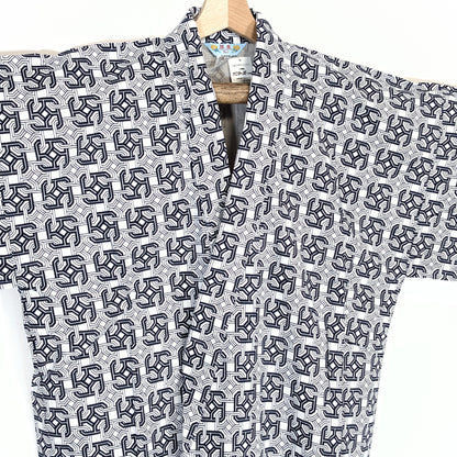 Kimono japonais yukata homme en coton, nemaki bleu marine et blanc à motif traditionnel Kaku Tsunagi