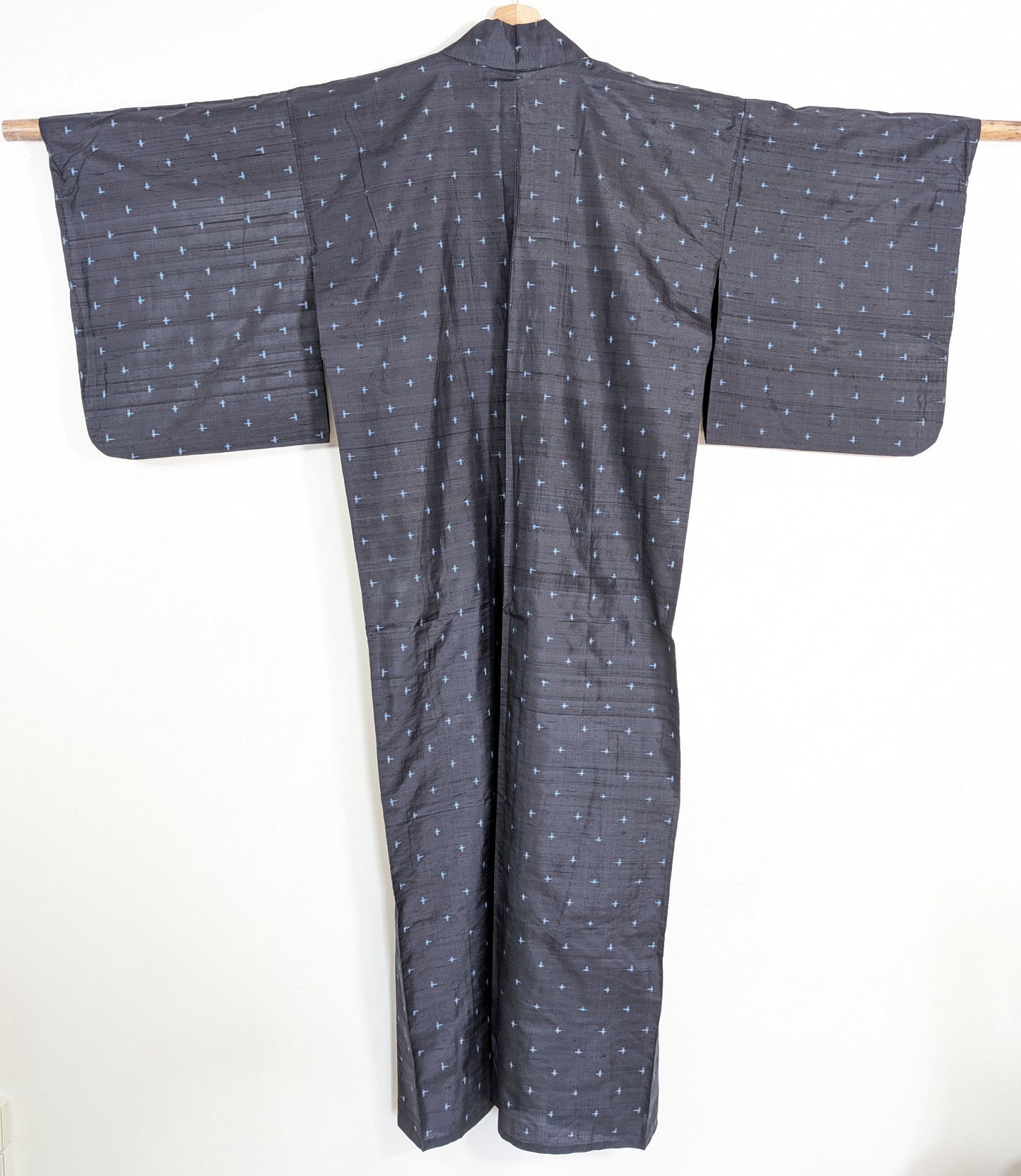 Vue de dos d’un kimono japonais homme en soie fine bleu nuit à motif igeta kasuri