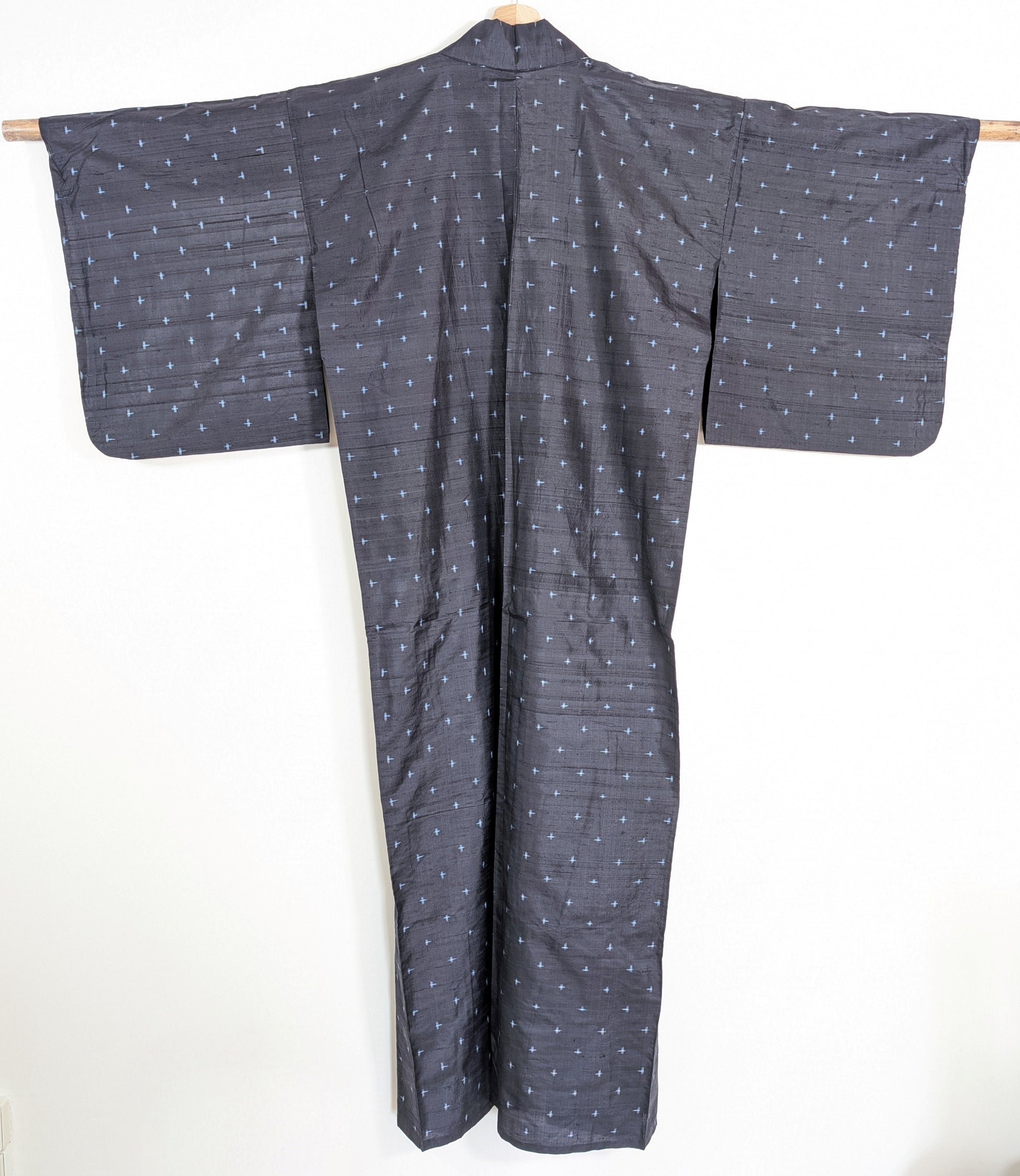 Vue de dos d’un kimono japonais homme en soie fine bleu nuit à motif igeta kasuri