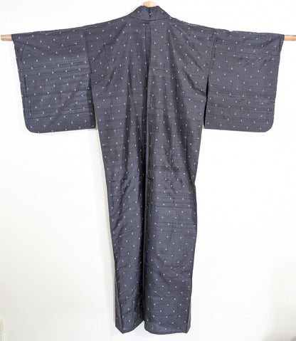 Vue de dos d’un kimono japonais homme en soie fine bleu nuit à motif igeta kasuri