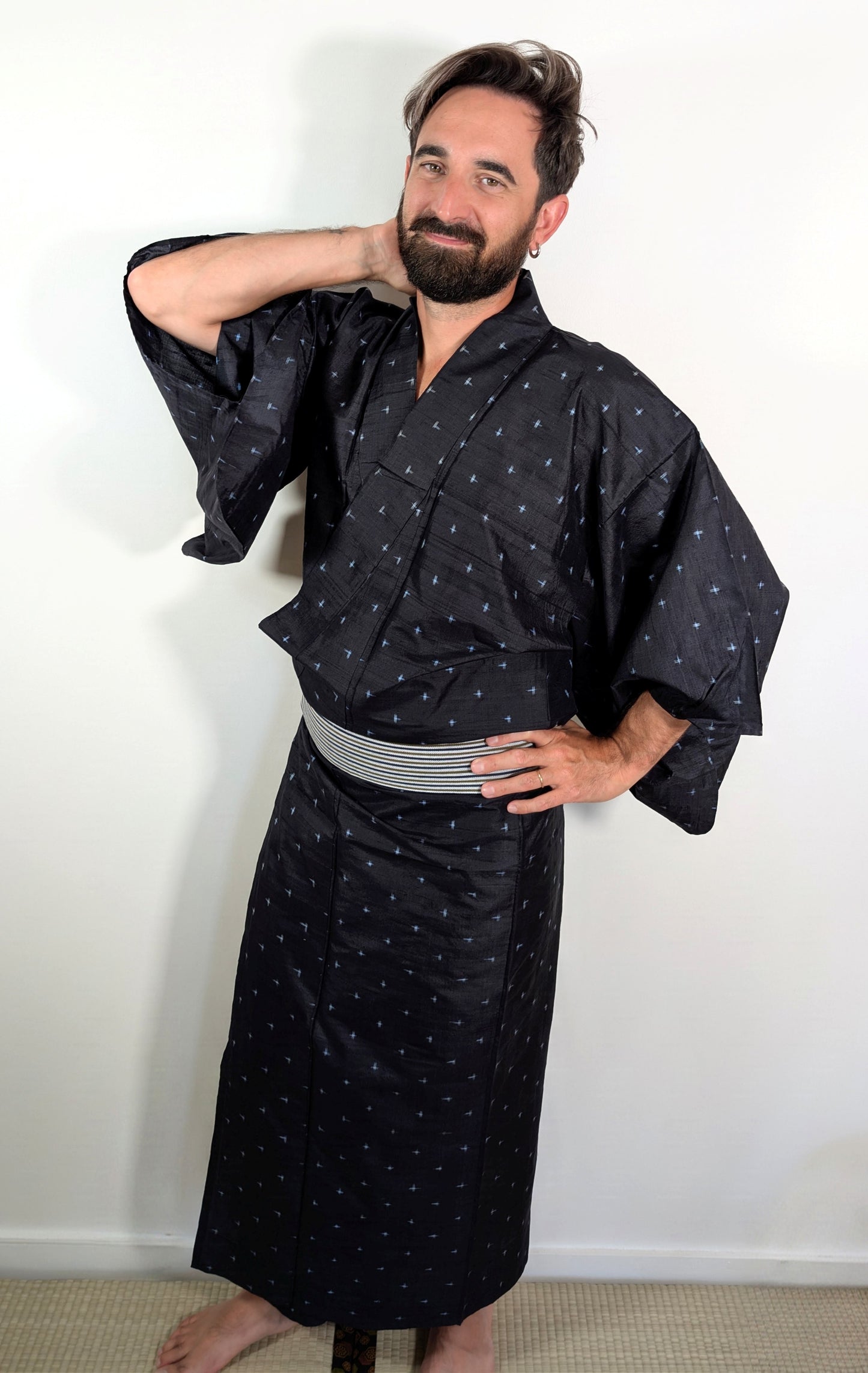 Kimono japonais homme vintage en soie fine bleu nuit, porté avec obi, motif géométrique igeta kasuri