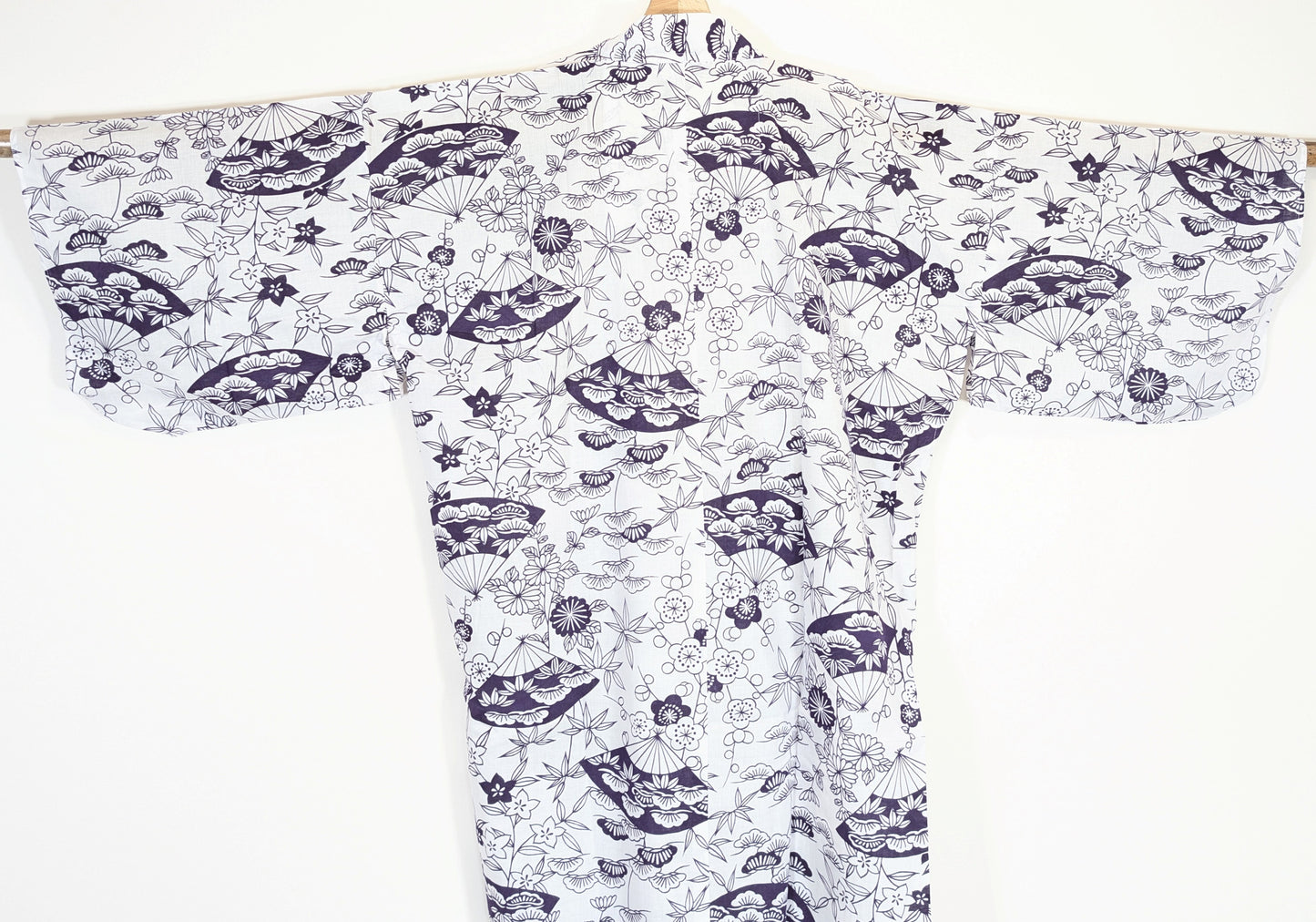 Vue de dos d’un kimono léger japonais femme en coton, imprimé blanc et violet avec éventails sensu, pins matsu, bambous take et fleurs japonaises