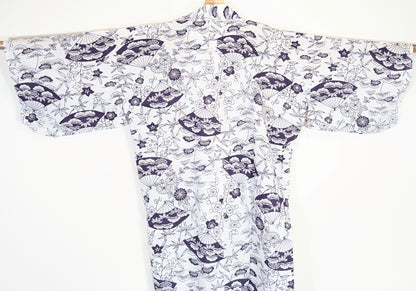 Vue de dos d’un kimono léger japonais femme en coton, imprimé blanc et violet avec éventails sensu, pins matsu, bambous take et fleurs japonaises