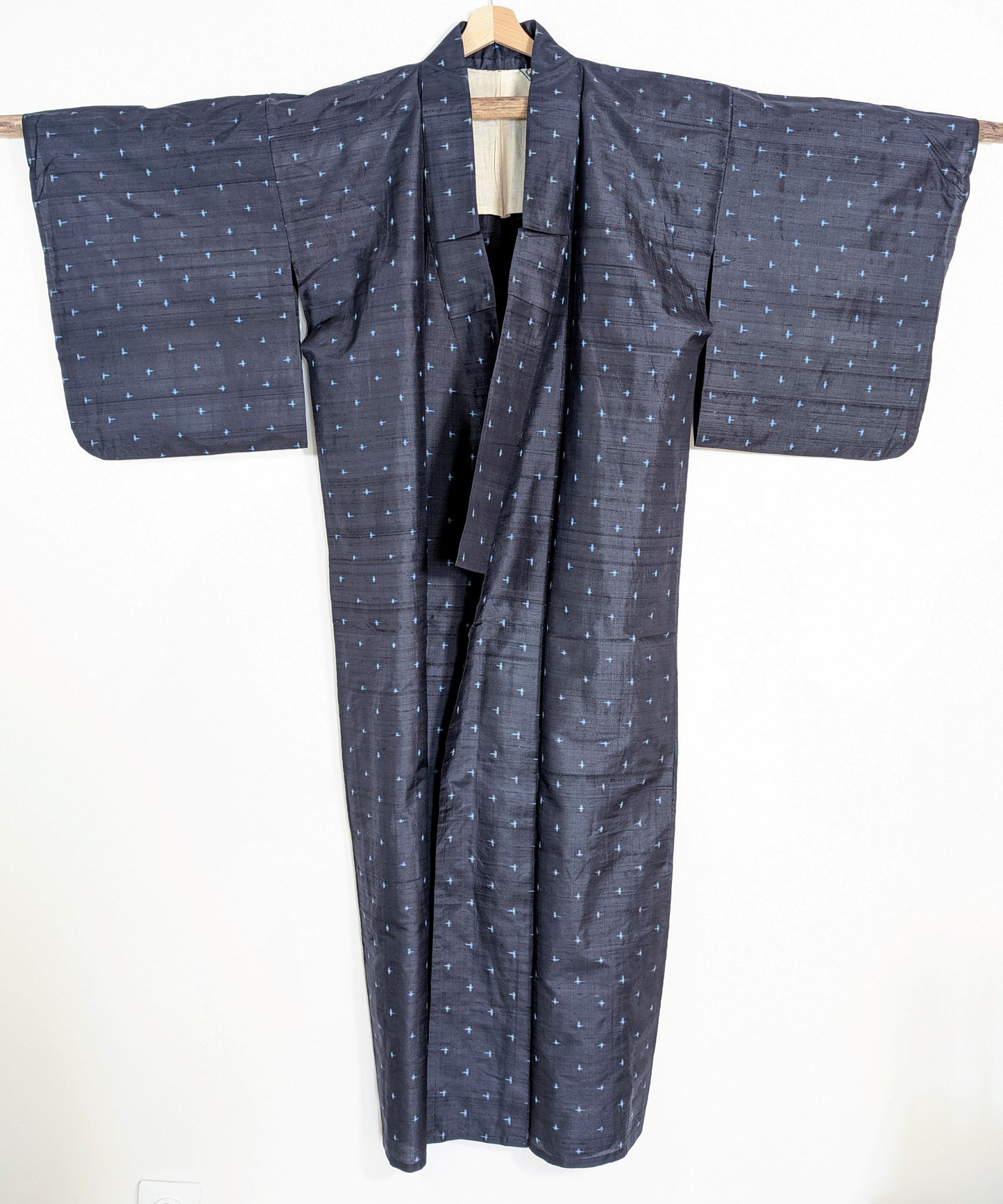 Kimono traditionnel japonais homme en soie bleu nuit, coupe nagagi hitoe à motif igeta