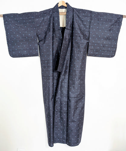 Kimono traditionnel japonais homme en soie bleu nuit, coupe nagagi hitoe à motif igeta