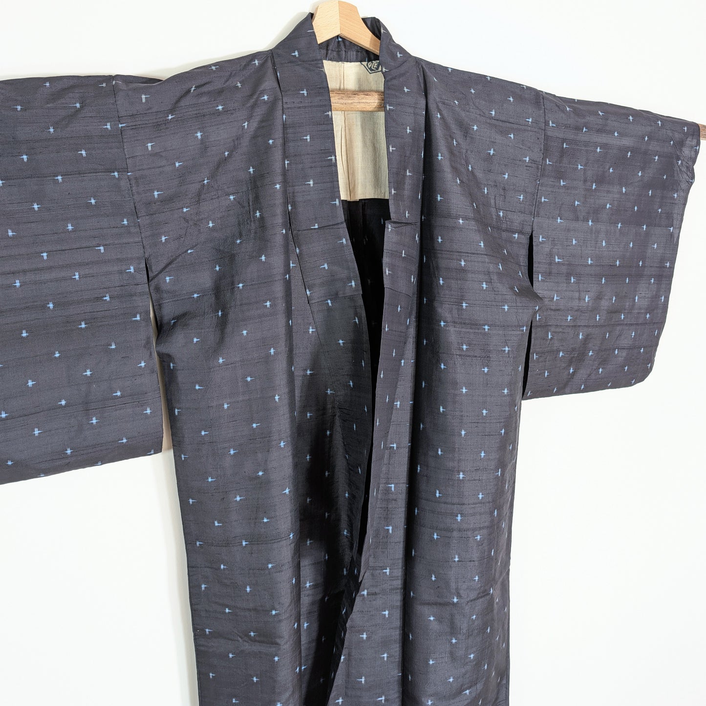 Kimono vintage homme en soie type tsumugi, bleu noir à motif kasuri géométrique japonais