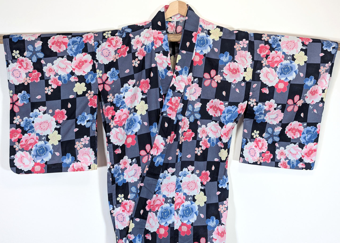 Kimono yukata femme en coton avec fleurs de cerisier japonais, manches larges et fond damier gris noir