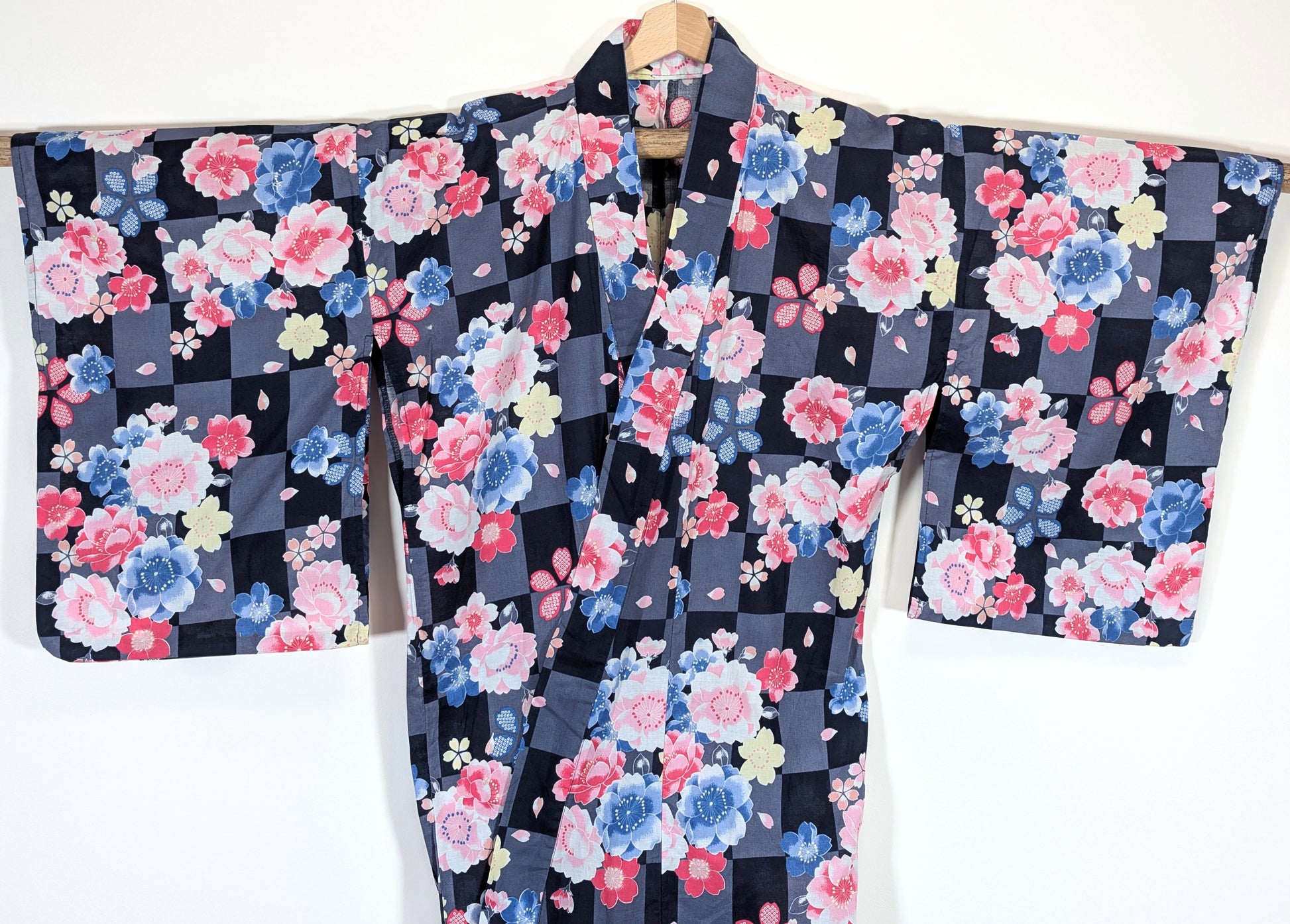 Kimono yukata femme en coton avec fleurs de cerisier japonais, manches larges et fond damier gris noir
