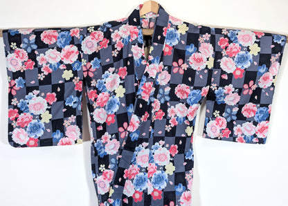 Kimono yukata femme en coton avec fleurs de cerisier japonais, manches larges et fond damier gris noir