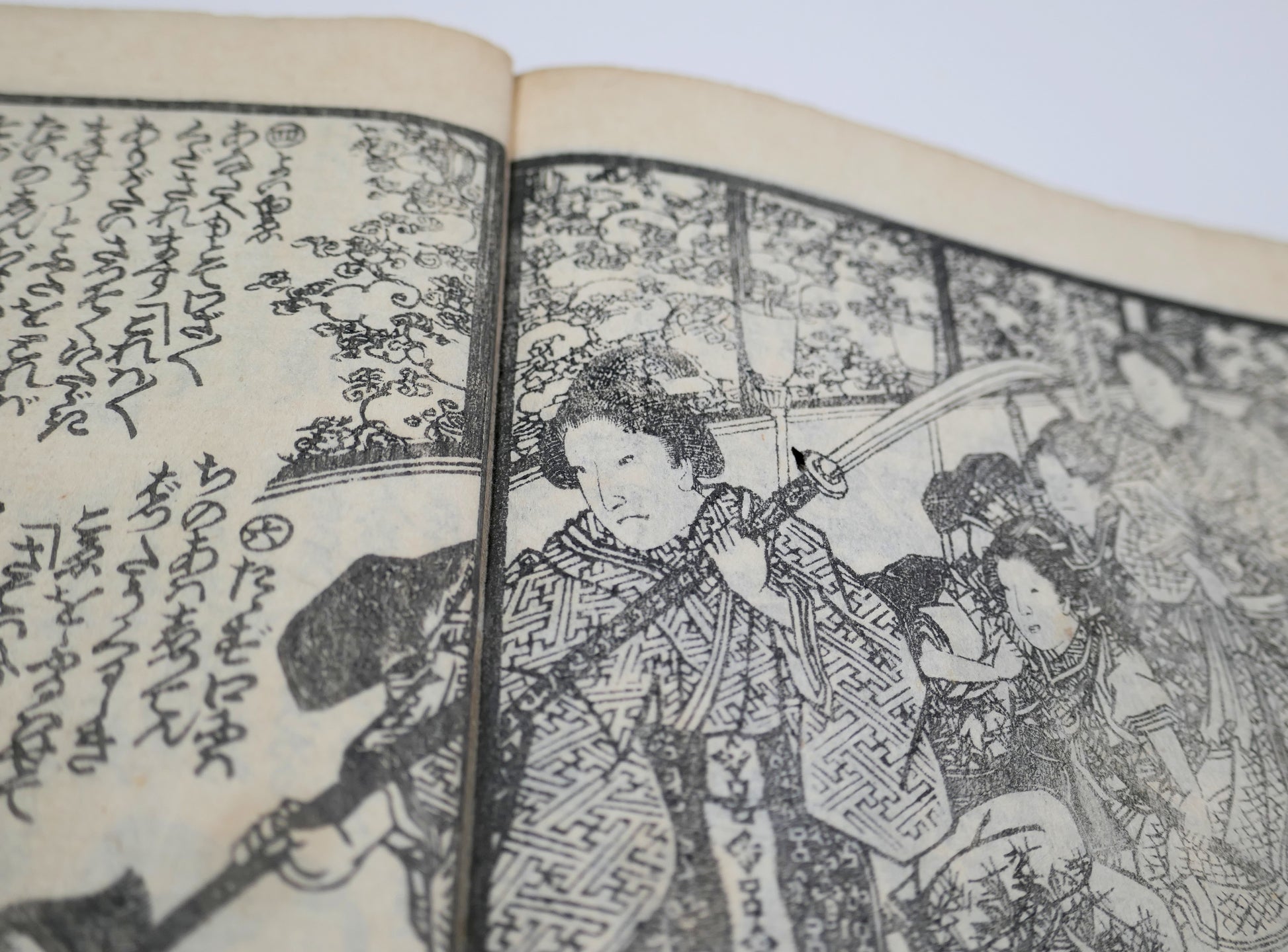 Détail de Kiyokawa armée d’une naginata dans Kinsei Bijin-roku, scène de femme guerrière dans un manga Edo et livre japonais ancien imprimé en estampe sur bois. 1857