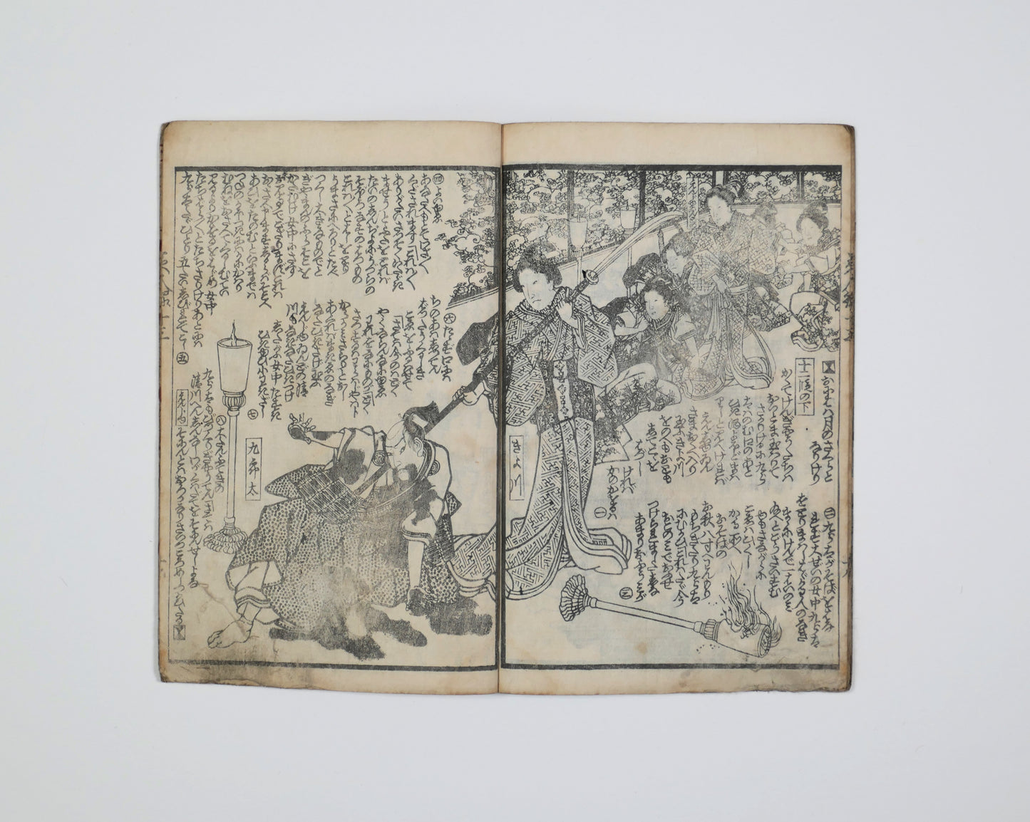 Kiyokawa armée d’une naginata neutralise Kurōta, scène de femme guerrière dans un manga Edo et livre illustré japonais antique. Yoshikazu 1857