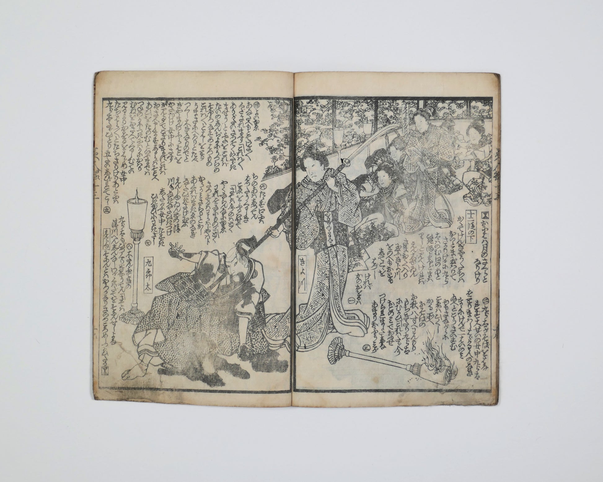 Kiyokawa armée d’une naginata neutralise Kurōta, scène de femme guerrière dans un manga Edo et livre illustré japonais antique. Yoshikazu 1857