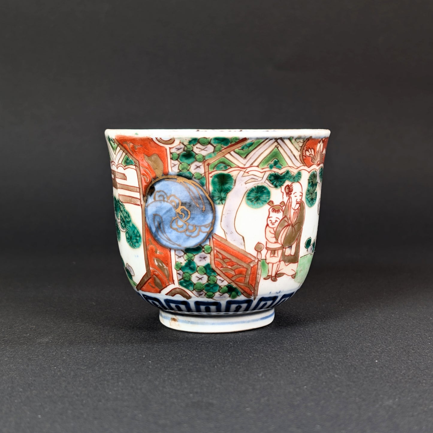 Tasse Ko-Imari en porcelaine japonaise, scène de lettré chinois avec enfant karako dans un jardin. Edo Meiji