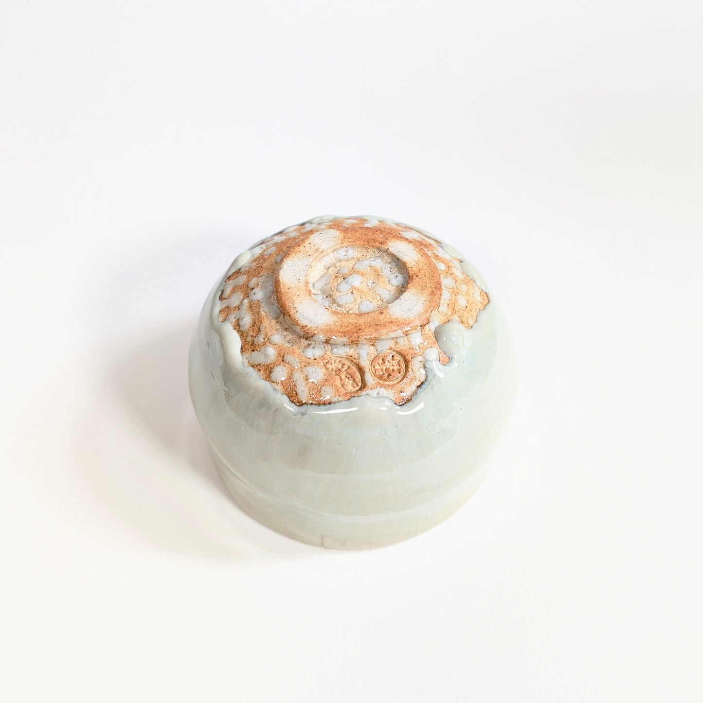Vue du kodai sous un chawan Akahada-yaki par Onishi Rakusai, cachets sous la base et céramique traditionnelle de Nara