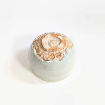 Vue du kodai sous un chawan Akahada-yaki par Onishi Rakusai, cachets sous la base et céramique traditionnelle de Nara
