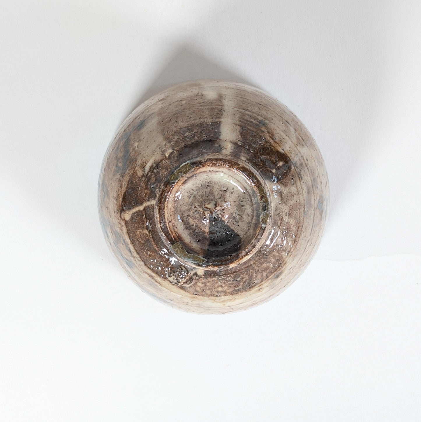 Vue du pied kōdai d’un chawan Hagi-yaki signé Kaneko Shōen, première période de l’artiste connu ensuite comme Kaneko Sōfū.