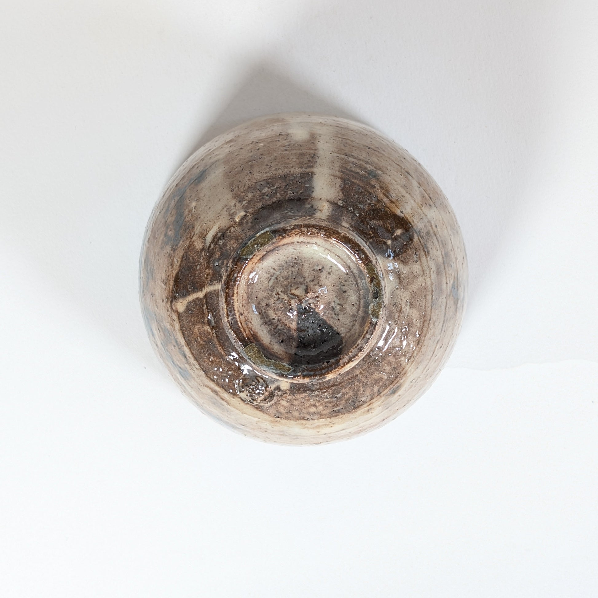 Vue du pied kōdai d’un chawan Hagi-yaki signé Kaneko Shōen, première période de l’artiste connu ensuite comme Kaneko Sōfū.
