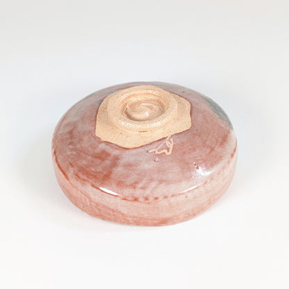 Pied kōdai de type uzumaki sur chawan aka raku rose signé, détail typique des bols de thé japonais