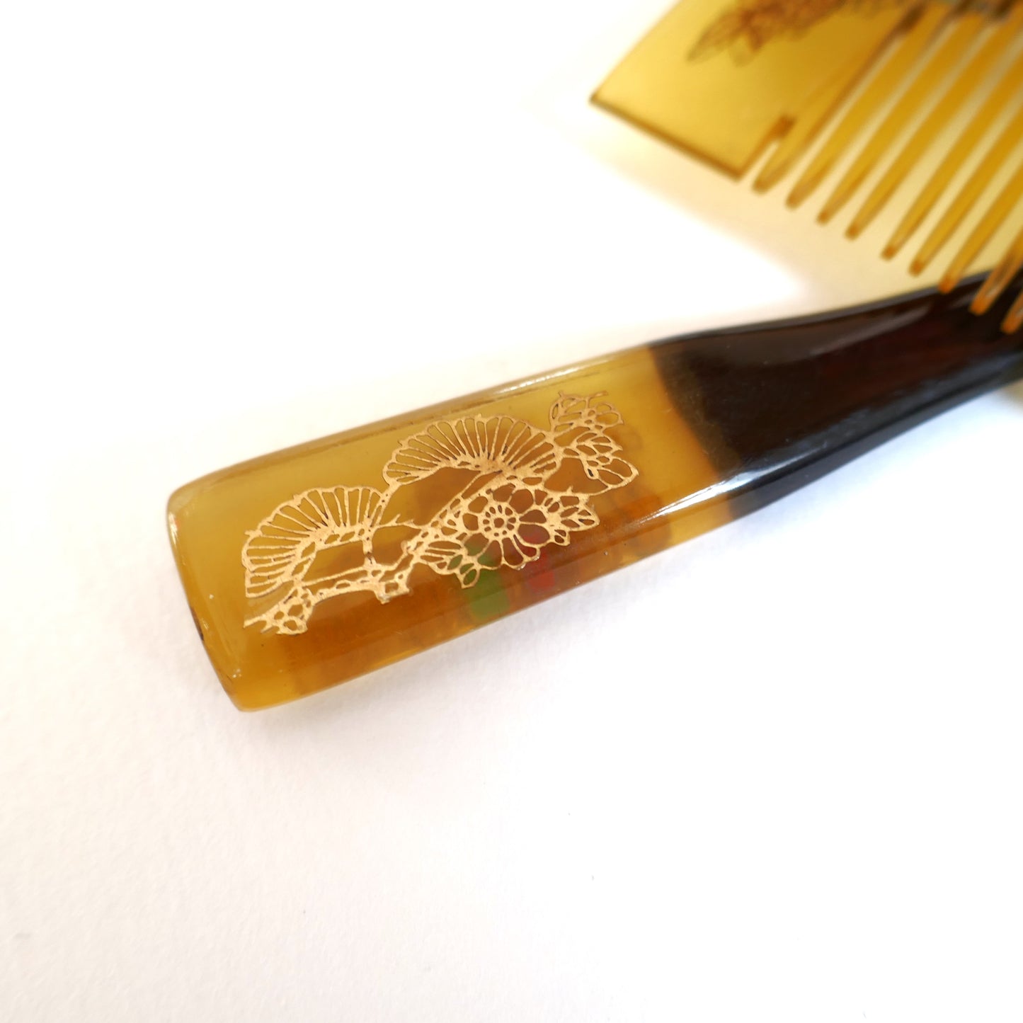 Détail du kogai japonais en imitation bekko, décor floral en maki-e doré, époque Shōwa.